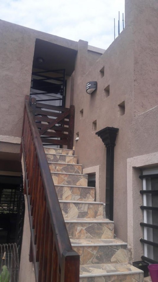 CASAS 2 + DEPARTAMENTO SOBRE AVENIDA