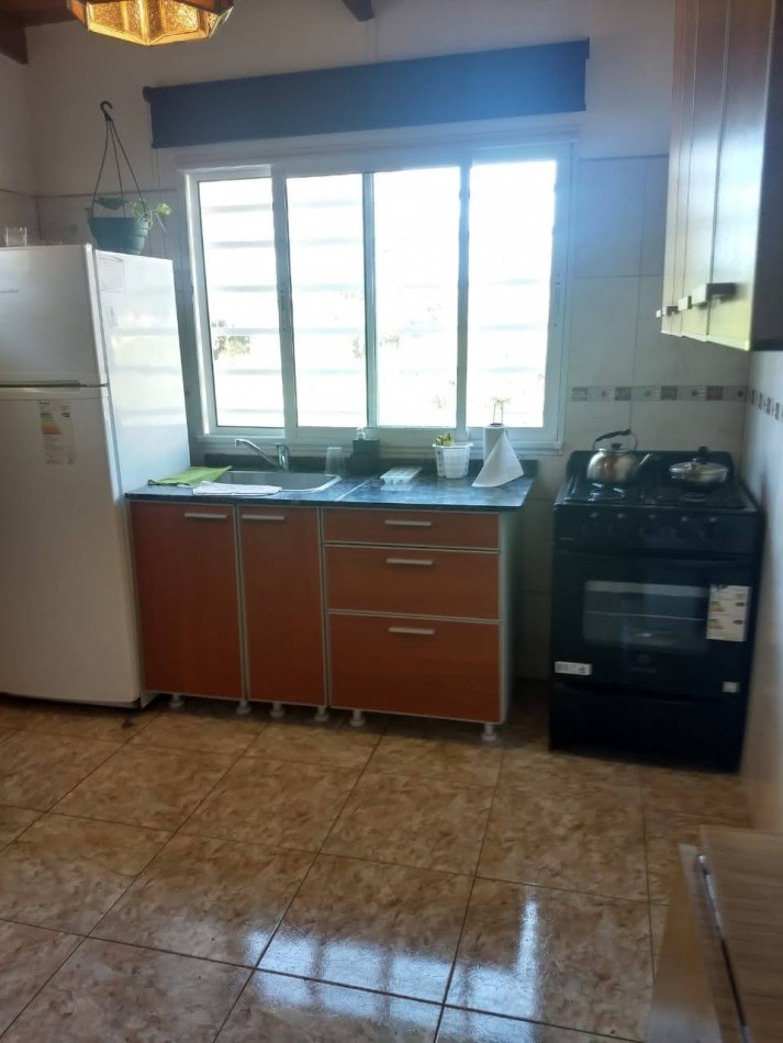 CASAS 2 + DEPARTAMENTO SOBRE AVENIDA