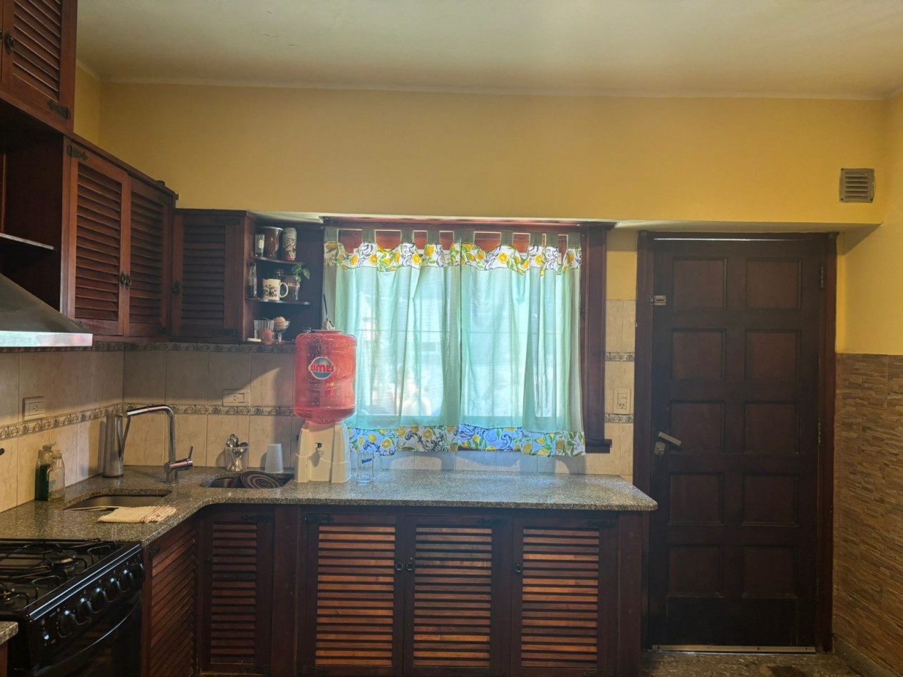 CASA AMERICANA CON DEPTO DE 3 AMBIENTES