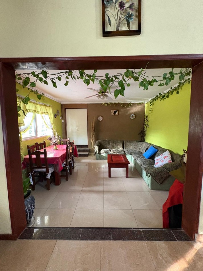 CASA DE 2 PLANTAS EXELENTE UBICACION