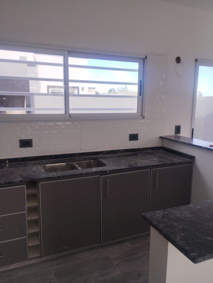 DUPLEX EN BARRIO SEMI CERRADO