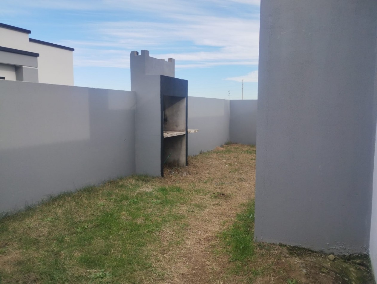 DUPLEX EN BARRIO SEMI CERRADO